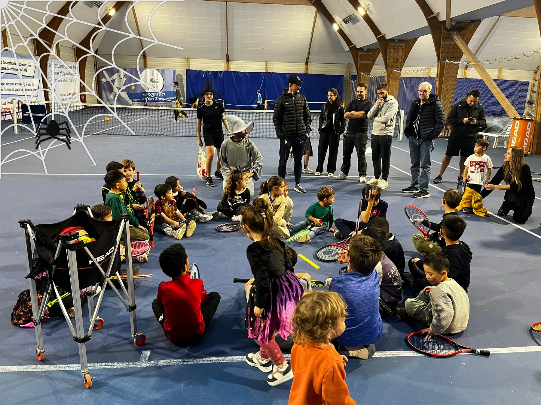 Les plus jeunes du club réunis en cercle sur le court pour la soirée Halloween de l’ASRVE
